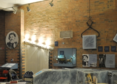 Brick wall with white up-lights, exhibitions to the fore